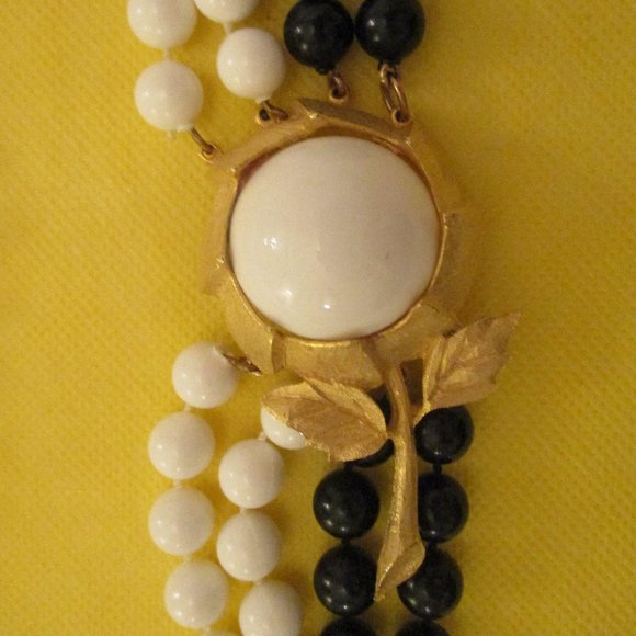 HUGE FLOWER CLASP Four Knotted Strand Lucite Black And White Beaded Necklace - Picture 7 of 12